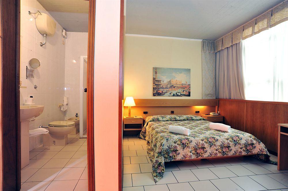 Hotel Cristallo Barga Fornaci di Barga Екстериор снимка